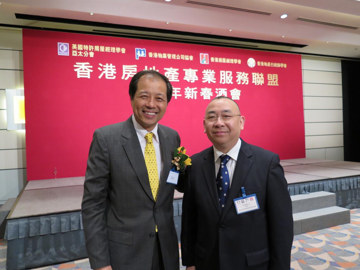 香港物业管理公司协会新一届会长谭国荣先生与许会长合影
